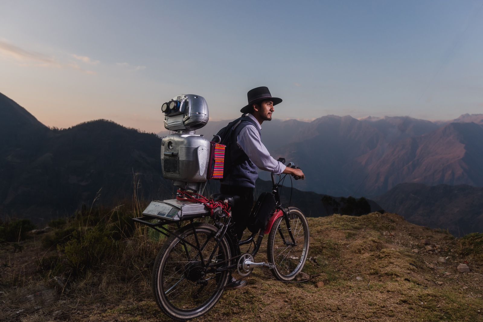 Fue desarrollado a partir de aparatos electrónicos en desuso y productos reciclados
Kipi, el primer robot multilingüe del país creado por el maestro huancavelicano Walter Velásquez, para superar las barreras educativas en zonas rurales durante la pandemia del COVID-19, se apresta a cautivar a escolares y docentes de América y Europa con su innovador software diseñado para enseñar en quechua, castellano e inglés.
El androide, que fue desarrollado a partir de aparatos electrónicos en desuso y productos reciclados, estará en el Festival de Innovación Mundial Virtuoso Travel Week 2024, que se desarrollará entre el 8 y 12 de agosto en Los Ángeles y Las Vegas, Estados Unidos, y reunirá a los más destacados especialistas en innovación educativa de todo el mundo.
El padre de Kipi afirma que a finales de este año también participará en el Concurso Mundial de Ciencia y Tecnología que se realizará en Rusia, donde mostrará la plataforma inteligente y multilingüe que asombra por su versatilidad para enseñar a niños y jóvenes.
“Kipi nació como respuesta a la suspensión de las clases presenciales por la pandemia y a la necesidad de continuar con el servicio educativo, y cumplió su objetivo; gracias al apoyo de la empresa privada, hicimos siete réplicas que atienden ahora en igual número de colegios de zonas recónditas donde no hay internet”, señala su creador.
Walter Velásquez, maestro del colegio Santiago Antúnez de Mayolo del distrito de Colcabamba, provincia de Tayacaja, en Huancavelica, considera que el robot Kipi es un avance tecnológico que ayuda en el sistema educativo y también un recordatorio del poder transformador de la educación y la creatividad.
“Kipi fue creado en un laboratorio improvisado, su cerebro es una tarjeta integrada a un USB, sus ojos son dos linternas, el pulmón es una batería reciclada, su cuerpo es una galonera, sus venas son unos cables, sus piernas son dos llantas de carretilla vieja, y es alimentado por un panel solar que genera energía eléctrica”, explica.
Kipi ha trascendido fronteras y ha participado en eventos internacionales, como el encuentro virtual "Educación ambiental es tarea de todos 2023", e inspiró el personaje de la película Misión Kipi, que fue galardonada en el Festival Cinema de París, Francia 2024.
Velásquez estudió en la Universidad Peruana Los Andes y en la Universidad Nacional del Centro del Perú. Cuenta con una certificación internacional del Massachusetts Institute of Technology. Además, fue considerado el mejor profesor del Perú en el 2012; recibió la medalla Mérito Ciudadano de la Presidencia del Consejo de Ministros en el 2018, y fue reconocido como huancavelicano ilustre por el Gobierno Regional de Huancavelica en 2024.
“Los docentes son héroes anónimos que transforman vidas. Yo disfruto enseñando y descubriendo el talento de mis estudiantes. Ellos son la razón de ser de los docentes, y por ellos no dudamos en hacer un doble esfuerzo para cumplir nuestra misión pedagógica”, dice satisfecho en el Día del Maestro.