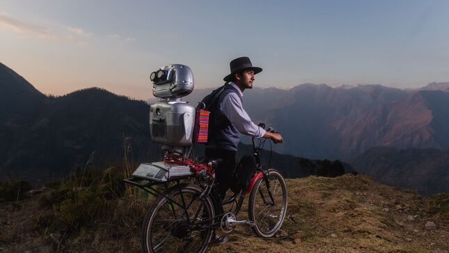 Fue desarrollado a partir de aparatos electrónicos en desuso y productos reciclados


Kipi, el primer robot multilingüe del país creado por el maestro huancavelicano Walter Velásquez, para superar las barreras educativas en zonas rurales durante la pandemia del COVID-19, se apresta a cautivar a escolares y docentes de América y Europa con su innovador software diseñado para enseñar en quechua, castellano e inglés.


El androide, que fue desarrollado a partir de aparatos electrónicos en desuso y productos reciclados, estará en el Festival de Innovación Mundial Virtuoso Travel Week 2024, que se desarrollará entre el 8 y 12 de agosto en Los Ángeles y Las Vegas, Estados Unidos, y reunirá a los más destacados especialistas en innovación educativa de todo el mundo.


El padre de Kipi afirma que a finales de este año también participará en el Concurso Mundial de Ciencia y Tecnología que se realizará en Rusia, donde mostrará la plataforma inteligente y multilingüe que asombra por su versatilidad para enseñar a niños y jóvenes.


“Kipi nació como respuesta a la suspensión de las clases presenciales por la pandemia y a la necesidad de continuar con el servicio educativo, y cumplió su objetivo; gracias al apoyo de la empresa privada, hicimos siete réplicas que atienden ahora en igual número de colegios de zonas recónditas donde no hay internet”, señala su creador.


Walter Velásquez, maestro del colegio Santiago Antúnez de Mayolo del distrito de Colcabamba, provincia de Tayacaja, en Huancavelica, considera que el robot Kipi es un avance tecnológico que ayuda en el sistema educativo y también un recordatorio del poder transformador de la educación y la creatividad.


“Kipi fue creado en un laboratorio improvisado, su cerebro es una tarjeta integrada a un USB, sus ojos son dos linternas, el pulmón es una batería reciclada, su cuerpo es una galonera, sus venas son unos cables, sus piernas son dos llantas de carretilla vieja, y es alimentado por un panel solar que genera energía eléctrica”, explica.


Kipi ha trascendido fronteras y ha participado en eventos internacionales, como el encuentro virtual "Educación ambiental es tarea de todos 2023", e inspiró el personaje de la película Misión Kipi, que fue galardonada en el Festival Cinema de París, Francia 2024.


Velásquez estudió en la Universidad Peruana Los Andes y en la Universidad Nacional del Centro del Perú. Cuenta con una certificación internacional del Massachusetts Institute of Technology. Además, fue considerado el mejor profesor del Perú en el 2012; recibió la medalla Mérito Ciudadano de la Presidencia del Consejo de Ministros en el 2018, y fue reconocido como huancavelicano ilustre por el Gobierno Regional de Huancavelica en 2024.


“Los docentes son héroes anónimos que transforman vidas. Yo disfruto enseñando y descubriendo el talento de mis estudiantes. Ellos son la razón de ser de los docentes, y por ellos no dudamos en hacer un doble esfuerzo para cumplir nuestra misión pedagógica”, dice satisfecho en el Día del Maestro.
