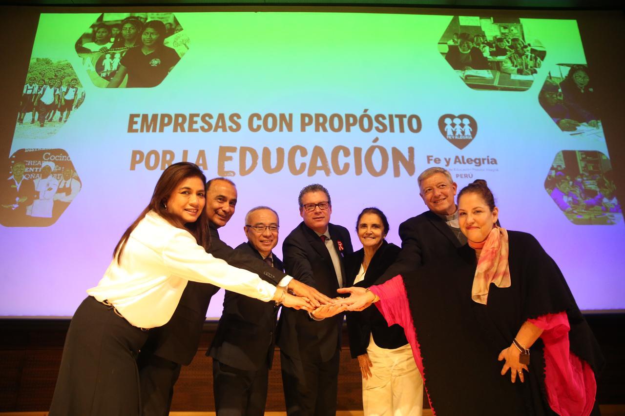 El ministro de Educación, Morgan Quero, invitó al sector privado a sumarse al Pacto Social por la Educación para avanzar hacia el cierre de brechas y destacó que el Gobierno impulsa un “shock de inversiones” de aproximadamente 7200 millones de soles, que incluye la construcción de modernos colegios en Lima Metropolitana y otras 9 regiones, así como otras intervenciones.
En una reunión organizada por la Universidad ESAN, el ministro afirmó que el Pacto Social por la Educación busca articular esfuerzos y construir una agenda mínima “para avanzar hacia el cierre de las brechas históricas que afectan al sector y lograr la educación de calidad que el Perú requiere”.
Entre los proyectos que su sector desarrolla, indicó que actualmente se ejecutan cerca de 6000 millones de soles en la construcción de 75 Escuelas Bicentenario. También se proyecta una inversión de 15 millones de soles en el mantenimiento de 400 instituciones educativas de Lima Metropolitana.
Asimismo, indicó que se gestionan otros 900 millones de soles para financiar labores de mantenimiento de 55 000 locales educativos en todo el país y que, en cada región, se implementarán 25 escuelas modulares con una inversión de 135 millones de soles.
El ministro Quero resaltó la iniciativa Abraza un Colegio, mediante la cual las empresas privadas podrán invertir en una institución educativa pública ubicada en su área de influencia y que requiera de inversiones urgentes para hacer posible la continuidad del servicio educativo. “Las empresas privadas tienen la palabra para sumarse a esta cruzada nacional”, puntualizó.
Aseveró también que el Ministerio de Educación figura en el primer lugar entre todos los sectores del Estado en número de proyectos (21) y monto de inversión (S/869.5 millones) en la modalidad de obras por impuestos.
Finalmente, el ministro expresó su confianza en la respuesta de la sociedad civil al llamado a un Pacto Social por la Educación dirigido a todos los sectores.