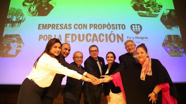El ministro de Educación, Morgan Quero, invitó al sector privado a sumarse al Pacto Social por la Educación para avanzar hacia el cierre de brechas y destacó que el Gobierno impulsa un “shock de inversiones” de aproximadamente 7200 millones de soles, que incluye la construcción de modernos colegios en Lima Metropolitana y otras 9 regiones, así como otras intervenciones.

En una reunión organizada por la Universidad ESAN, el ministro afirmó que el Pacto Social por la Educación busca articular esfuerzos y construir una agenda mínima “para avanzar hacia el cierre de las brechas históricas que afectan al sector y lograr la educación de calidad que el Perú requiere”.

Entre los proyectos que su sector desarrolla, indicó que actualmente se ejecutan cerca de 6000 millones de soles en la construcción de 75 Escuelas Bicentenario. También se proyecta una inversión de 15 millones de soles en el mantenimiento de 400 instituciones educativas de Lima Metropolitana.

Asimismo, indicó que se gestionan otros 900 millones de soles para financiar labores de mantenimiento de 55 000 locales educativos en todo el país y que, en cada región, se implementarán 25 escuelas modulares con una inversión de 135 millones de soles.

El ministro Quero resaltó la iniciativa Abraza un Colegio, mediante la cual las empresas privadas podrán invertir en una institución educativa pública ubicada en su área de influencia y que requiera de inversiones urgentes para hacer posible la continuidad del servicio educativo. “Las empresas privadas tienen la palabra para sumarse a esta cruzada nacional”, puntualizó.

Aseveró también que el Ministerio de Educación figura en el primer lugar entre todos los sectores del Estado en número de proyectos (21) y monto de inversión (S/869.5 millones) en la modalidad de obras por impuestos.

Finalmente, el ministro expresó su confianza en la respuesta de la sociedad civil al llamado a un Pacto Social por la Educación dirigido a todos los sectores.