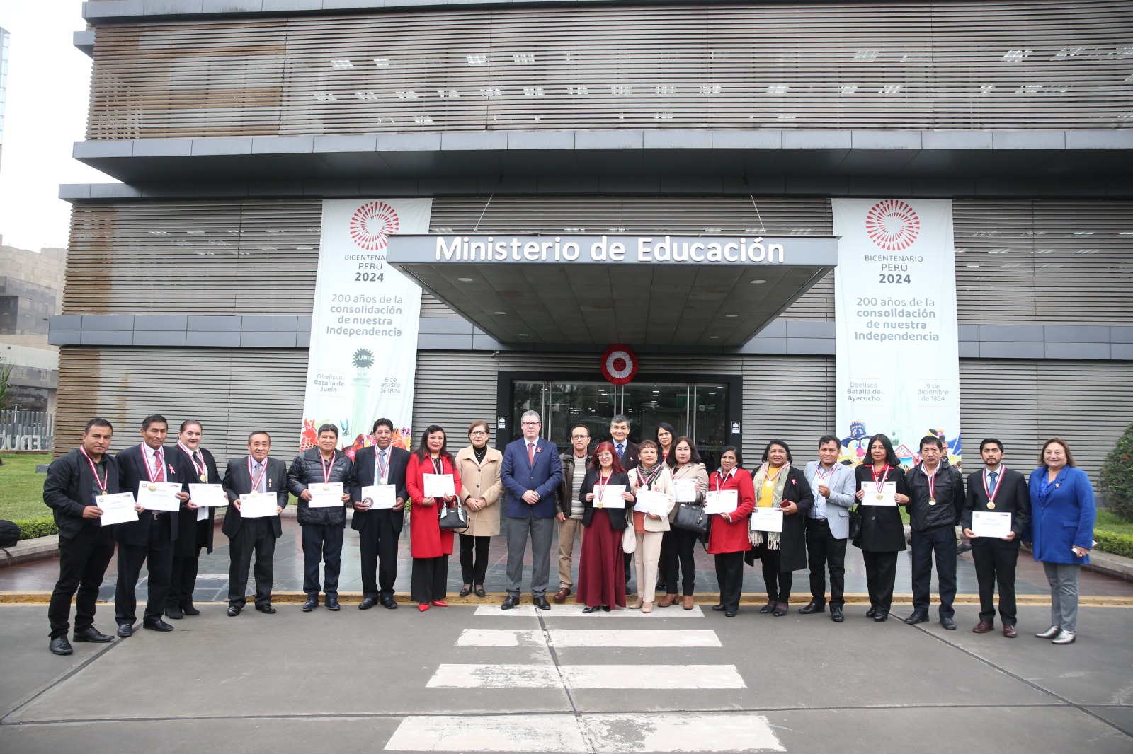 El ministro de Educación, Morgan Quero, reconoció a 17 docentes de Lima y diversas regiones del país con la medalla Maestros de Corazón y un diploma de honor por sus destacadas trayectorias profesionales en pedagogía, innovación, investigación, ciencia y tecnología, difusión cultural y desarrollo educativo; pero, principalmente, por sus logros en la formación integral y con valores de sus estudiantes.
En una emotiva ceremonia, realizada en la sede principal del Ministerio de Educación, el ministro otorgó el reconocimiento a Dagoberto Zacarías Matías (Áncash), Pilar Miranda Delgado (Arequipa), Danny Bernales Sotomayor (Apurímac), Mirtha Bedón Reyes (Callao), Vicente Quispe Yuca (Cusco), Walter Velásquez Godoy (Huancavelica) y Carmela Carrasco Reynaldo (Ica).
Asimismo, fueron distinguidos Mónica Mucha Córdova (Junín), Sandra León Ponciano (La Libertad), Eugenio Fernández Parada (Barranca, Lima), Selene Suárez Maccha (Pasco), Vidalio Salas Velásquez (Puno), Julián Blas Tucto (Ucayali), Julio Santos Vega (San Martín), así como Ana Pantoja Guzmán, Tania Burgos Castañeda y Veato Arias Álvarez de la región Lima.
El maestro Walter Velásquez, quien en su región Huancavelica inventó el robot Kipi para enseñar en idioma quechua a sus estudiantes y a otros que tienen acceso limitado a internet, agradeció el reconocimiento en nombre de sus colegas y dijo que, para ellos, la distinción es una enorme responsabilidad para mejorar de forma permanente su metodología de enseñanza.
El ministro Morgan Quero, por su parte, agradeció a los docentes por la meritoria labor que desarrollan en la formación integral de niñas, niños y adolescentes, y reconoció su compromiso con los estudiantes, así como su ejemplo de perseverancia en un contexto de cambios constantes y limitaciones materiales que el sector Educación busca resolver.
“Ustedes tienen el don de transformar las dificultades en oportunidades con creatividad y amor a la enseñanza. Por eso, el Ministerio de Educación los reconoce y les da un abrazo solidario. Muchas gracias por hacerlo por nuestros estudiantes”, indicó el ministro.
El titular del Minedu, finalmente, expresó a los flamantes Maestros de Corazón que el Gobierno defenderá la meritocracia y a todos los docentes que se han esforzado y se esfuerzan por ingresar, por sus capacidades, a la Carrera Pública Magisterial, y ascender solo con base en sus méritos.