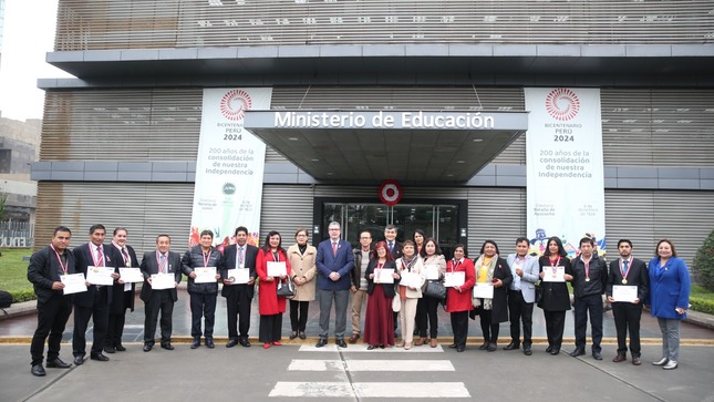 El ministro de Educación, Morgan Quero, reconoció a 17 docentes de Lima y diversas regiones del país con la medalla Maestros de Corazón y un diploma de honor por sus destacadas trayectorias profesionales en pedagogía, innovación, investigación, ciencia y tecnología, difusión cultural y desarrollo educativo; pero, principalmente, por sus logros en la formación integral y con valores de sus estudiantes.

En una emotiva ceremonia, realizada en la sede principal del Ministerio de Educación, el ministro otorgó el reconocimiento a Dagoberto Zacarías Matías (Áncash), Pilar Miranda Delgado (Arequipa), Danny Bernales Sotomayor (Apurímac), Mirtha Bedón Reyes (Callao), Vicente Quispe Yuca (Cusco), Walter Velásquez Godoy (Huancavelica) y Carmela Carrasco Reynaldo (Ica).

Asimismo, fueron distinguidos Mónica Mucha Córdova (Junín), Sandra León Ponciano (La Libertad), Eugenio Fernández Parada (Barranca, Lima), Selene Suárez Maccha (Pasco), Vidalio Salas Velásquez (Puno), Julián Blas Tucto (Ucayali), Julio Santos Vega (San Martín), así como Ana Pantoja Guzmán, Tania Burgos Castañeda y Veato Arias Álvarez de la región Lima.

El maestro Walter Velásquez, quien en su región Huancavelica inventó el robot Kipi para enseñar en idioma quechua a sus estudiantes y a otros que tienen acceso limitado a internet, agradeció el reconocimiento en nombre de sus colegas y dijo que, para ellos, la distinción es una enorme responsabilidad para mejorar de forma permanente su metodología de enseñanza.

El ministro Morgan Quero, por su parte, agradeció a los docentes por la meritoria labor que desarrollan en la formación integral de niñas, niños y adolescentes, y reconoció su compromiso con los estudiantes, así como su ejemplo de perseverancia en un contexto de cambios constantes y limitaciones materiales que el sector Educación busca resolver.

“Ustedes tienen el don de transformar las dificultades en oportunidades con creatividad y amor a la enseñanza. Por eso, el Ministerio de Educación los reconoce y les da un abrazo solidario. Muchas gracias por hacerlo por nuestros estudiantes”, indicó el ministro.

El titular del Minedu, finalmente, expresó a los flamantes Maestros de Corazón que el Gobierno defenderá la meritocracia y a todos los docentes que se han esforzado y se esfuerzan por ingresar, por sus capacidades, a la Carrera Pública Magisterial, y ascender solo con base en sus méritos.