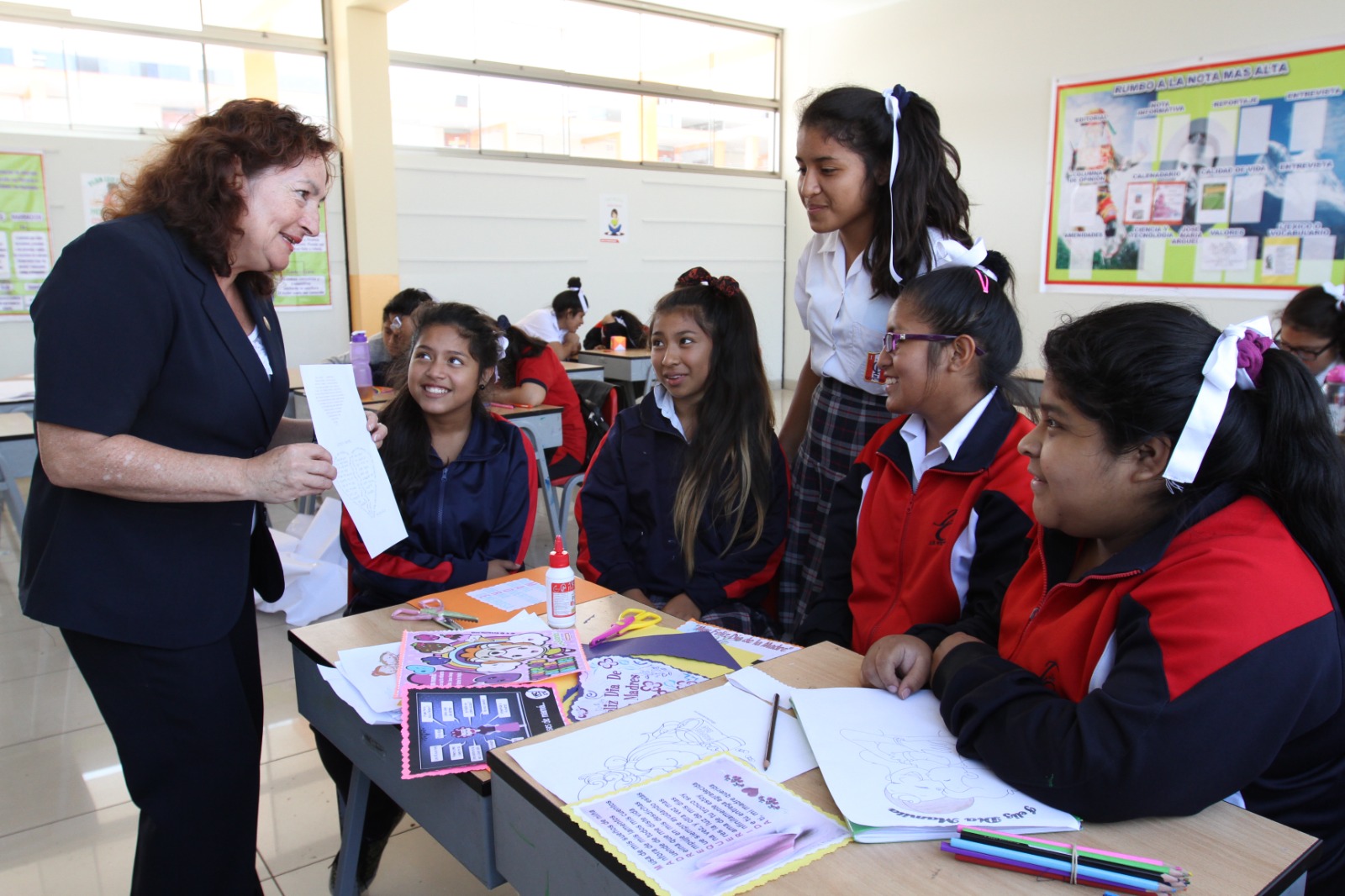 El ministro de Educación, Morgan Quero, anunció que en el presente mes se hará efectivo el pago de la compensación por tiempo de servicio (CTS) a los 2621 docentes nombrados que cesaron entre 2022-2023. El monto total del desembolso es 232 millones de soles.
Al resaltar el gran esfuerzo que realiza el Gobierno para cumplir con los maestros, el ministro afirmó que el pago del beneficio se financia con recursos asignados en el Presupuesto Institucional de Apertura (PIA) 2024 a cada unidad ejecutora del sector Educación. Este incluye a las direcciones regionales de educación (DRE) y las unidades de gestión educativa local (UGEL).
Explicó, además, que el Minedu coordina con el Ministerio de Economía y Finanzas (MEF) la emisión de un decreto supremo para transferir 27 millones de soles a los pliegos regionales y asegurar el pago de la CTS de 303 profesores que también cesaron en los años 2022 y 2023.
La Ley 31451, que modificó a la Ley 29944, estableció en 2022 que el pago de la CTS se otorga a razón del cien por ciento (100 %) de su remuneración íntegra mensual (RIM) por año o fracción mayor a seis (6) meses de servicios oficiales al momento del cese.
La norma también fijó un cronograma de pago para docentes que cesaron en 2022. El abono del 50 % se efectuaría en 2022; el 20 %, en 2023, y el 30 %, en 2024. Para los profesores que cesaron en 2023, el pago se efectuaría a razón del 70 %, en 2023, y el 30 %, en el año fiscal 2024.
“A pesar de los desafíos financieros desde el Gobierno, estamos trabajando por lograr que los profesores perciban su justa compensación. Con esta medida, estamos ratificando nuestro compromiso por reconocer los beneficios de los docentes que prestaron sus servicios en favor de nuestros estudiantes en distintas partes de nuestro país”, afirmó el ministro Morgan Quero.