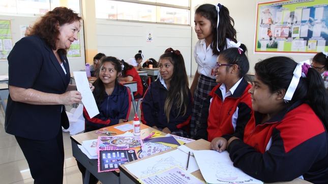 El ministro de Educación, Morgan Quero, anunció que en el presente mes se hará efectivo el pago de la compensación por tiempo de servicio (CTS) a los 2621 docentes nombrados que cesaron entre 2022-2023. El monto total del desembolso es 232 millones de soles.

Al resaltar el gran esfuerzo que realiza el Gobierno para cumplir con los maestros, el ministro afirmó que el pago del beneficio se financia con recursos asignados en el Presupuesto Institucional de Apertura (PIA) 2024 a cada unidad ejecutora del sector Educación. Este incluye a las direcciones regionales de educación (DRE) y las unidades de gestión educativa local (UGEL).

Explicó, además, que el Minedu coordina con el Ministerio de Economía y Finanzas (MEF) la emisión de un decreto supremo para transferir 27 millones de soles a los pliegos regionales y asegurar el pago de la CTS de 303 profesores que también cesaron en los años 2022 y 2023.

La Ley 31451, que modificó a la Ley 29944, estableció en 2022 que el pago de la CTS se otorga a razón del cien por ciento (100 %) de su remuneración íntegra mensual (RIM) por año o fracción mayor a seis (6) meses de servicios oficiales al momento del cese.

La norma también fijó un cronograma de pago para docentes que cesaron en 2022. El abono del 50 % se efectuaría en 2022; el 20 %, en 2023, y el 30 %, en 2024. Para los profesores que cesaron en 2023, el pago se efectuaría a razón del 70 %, en 2023, y el 30 %, en el año fiscal 2024.

“A pesar de los desafíos financieros desde el Gobierno, estamos trabajando por lograr que los profesores perciban su justa compensación. Con esta medida, estamos ratificando nuestro compromiso por reconocer los beneficios de los docentes que prestaron sus servicios en favor de nuestros estudiantes en distintas partes de nuestro país”, afirmó el ministro Morgan Quero.