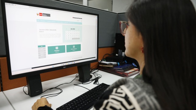 También tendrán la oportunidad de acceder a cargos de mayor responsabilidad, señala ministro de Educación

El Ministerio de Educación inició hoy las inscripciones para el Concurso de Ascenso 2024, en el que podrán participar los docentes de las modalidades de Educación Básica Regular, Educación Básica Alternativa y Educación Básica Especial pertenecientes a la Carrera Pública Magisterial (CPM).

El ministro de Educación, Morgan Quero, indicó que el concurso para el ascenso de escala magisterial es una oportunidad para que los docentes de Educación Básica pertenecientes a la CPM puedan mejorar su retribución económica en base a su propio mérito y acceder a cargos de mayor responsabilidad.
Anotó que en este proceso se evalúan los conocimientos pedagógicos y se valora la trayectoria profesional del docente.

El ministro informó que para inscribirse, el postulante debe verificar y completar la información requerida en el aplicativo de inscripción en la web del concurso: https://evaluaciondocente.perueduca.pe/ascenso24/. El aplicativo de inscripción estará disponible todos los días, hasta el 1 de agosto de 2024.

En el concurso pueden participar los docentes ubicados entre la primera y séptima escala magisterial que cumplan con los requisitos de permanencia mínima en la escala magisterial a la que pertenecen y de idoneidad ética y profesional.

Los postulantes inscritos rendirán el 24 de noviembre la Prueba Nacional, en la que se evaluará su conocimiento pedagógico aplicado a situaciones propias de su labor docente. Aquellos que obtengan el puntaje requerido para la escala a la que buscan ascender, clasificarán a la Etapa Descentralizada.

En la Etapa Descentralizada se verificará que el docente cumpla los requisitos del concurso y se valorará su trayectoria profesional, que incluye su formación académica y profesional, sus méritos y experiencia profesional. Esta evaluación se realizará en el mes de enero de 2025.

Los resultados finales del concurso se conocerán en febrero de 2025 y el ascenso será efectivo desde el 1 de marzo del mismo año.

Los maestros que han participado en concursos anteriores pueden utilizar su usuario y contraseña para inscribirse; los nuevos postulantes deberán realizar el registro de usuario previamente.

Para más información, los docentes interesados pueden visitar la página web del concurso o comunicarse a la línea de atención de consultas (01) 615 5887, de lunes a viernes de 8:30 a.m. a 5:00 p.m.