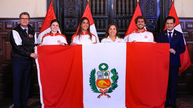 “El deporte abarca no solo la competencia, sino el respeto al otro y la solidaridad”, señala

El ministro de Educación, Morgan Quero, reafirmó el compromiso de su sector con el deporte como parte de la formación integral que reciben los jóvenes del país para participar plenamente en la sociedad y ser mejores ciudadanos. También sostuvo que, cuando los peruanos se unen y están bien representados, pueden lograr grandes cosas.
Así lo manifestó durante una ceremonia realizada en Palacio de Gobierno para despedir a los deportistas peruanos que nos representarán en los Juegos Olímpicos París 2024, y que contó con la participación de la presidenta de la república, Dina Boluarte.
Asimismo, el ministro de Educación señaló que “la pasión por el deporte tiene que ver con una formación en valores y con una dinámica ética que abarca no solo la competencia, sino el respeto al otro, la solidaridad y la posibilidad de lograr triunfos en equipo, y ese es el gran mensaje del deporte”.
En otro momento de su intervención, el ministro destacó “el espíritu deportivo de la presidenta Boluarte para seguir adelante, competir y enfrentar todos los retos, manteniendo siempre los grandes valores del respeto a los demás”.
El titular de Educación indicó que este año el país organizará cinco campeonatos mundiales, entre ellos, el Mundial de Vóley Femenino Sub-17 y el Mundial de Atletismo Sub-20. Además, destacó el liderazgo de la presidenta Boluarte para que el Perú obtenga la sede de los Juegos Panamericanos 2027.
“Este es el compromiso que tenemos, y los deportistas que nos representarán con honor y gloria en París deben saber que cuentan con nosotros y que estaremos a su lado para celebrar sus triunfos y ese compromiso con el Perú”, concluyó.