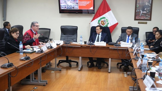 El ministro de Educación, Morgan Quero, reveló que su sector elaborará un plan de cierre de brechas de infraestructura educativa en todas las residencias estudiantiles del país. Fue durante su presentación ante la Comisión de Educación del Congreso para informar sobre las acciones ejecutadas para garantizar la integridad de los estudiantes en la provincia de Condorcanqui, región Amazonas.

El titular de Educación, quien en la víspera estuvo en el centro poblado Huampami, Condorcanqui, describió las acciones que ha ejecutado su despacho para fortalecer la seguridad de las residencias. Resaltó la conformación de 16 redes de protección comunal y la declaratoria de los padres de familia de Condorcanqui como “protectores de las residencias de estudiantes”.

Asimismo, recordó que 143 docentes han sido separados de las aulas en Condorcanqui por tener antecedentes de casos de abusos sexuales y reveló que, en las últimas horas, otros tres docentes de esa provincia han sido separados preventivamente para proteger a los estudiantes. “No nos temblará la mano para denunciar y exigir que se aplique la ley con rigor a aquellos violadores que se disfrazan de docentes”, enfatizó Quero.

Igualmente, el titular del Minedu indicó que se ha enviado más de tres toneladas de ayuda humanitaria a Condorcanqui, que consiste en camarotes, mesas, sillas, enseres de cocina, material deportivo, vestimenta para niñas y niños, pizarras acrílicas, kit de aseo, cuadernos, libros en idioma awajún, entre otros.

Quero destacó que se están construyendo tres nuevas residencias estudiantiles en el marco del Plan de Desarrollo Fronterizo Perú-Ecuador y, además, el Vicariato Apostólico de Yurimaguas recibirá subvenciones para atender algunas instituciones educativas en Condorcanqui y otras provincias.

Al responder preguntas de los congresistas de la comisión de trabajo, el ministro Quero dijo que, efectivamente, las necesidades en las residencias estudiantiles son muchas. Por eso, anunció que ha dispuesto la elaboración de un plan para el cierre de brechas de infraestructura educativa en todas las residencias estudiantiles del país, de tal manera que, a partir de ese documento, se puedan gestionar los recursos necesarios para una atención integral.

Finalmente, el ministro se comprometió a informar a la representación nacional sobre las acciones que se ejecutan de forma permanente para mejorar las condiciones educativas de los estudiantes más vulnerables del país.