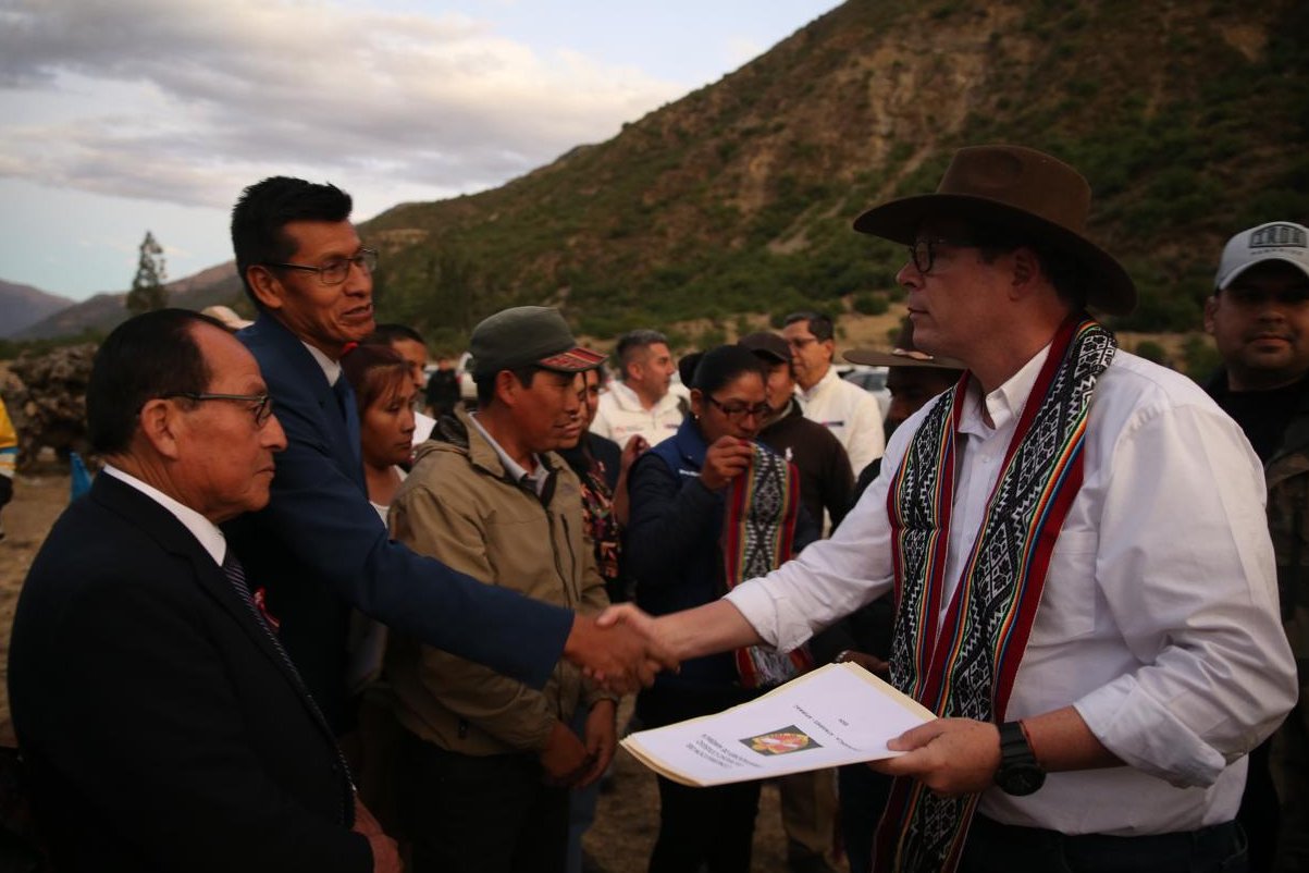 El ministro de Educación, Morgan Quero, realizó una visita de trabajo a Apurímac y se reunió con el gobernador regional Percy Godoy y el alcalde provincial de Aymaraes, Gustavo Carrillo, para acelerar el inicio de las obras del Colegio de Alto Rendimiento (COAR) en esta región.

Este proyecto, que cuenta con una inversión de 76.8 millones de soles, será construido bajo la modalidad de obras por impuestos por la empresa Southern Perú, en un terreno de 4.5 hectáreas donado por la comunidad campesina Chuquinga, en Chalhuanca, provincia de Aymaraes.

El ministro Quero comprometió al alcalde Carrillo a sanear el terreno en el más breve plazo posible para que la empresa pueda iniciar los trabajos. En tanto, con el gobernador Godoy enfatizó en la importancia de tener listos los proyectos para construir un puente de acceso al COAR y finalizar las defensas ribereñas que protegerán el colegio.

Estuvieron presentes Felipe Noblecilla, director del Programa Nacional de Infraestructura Educativa (Pronied), y Álvaro Estrada, director del Proyecto Especial de Inversión Pública Escuelas Bicentenario.

Previamente, el ministro Quero visitó las instalaciones del actual COAR Apurímac, que funciona en el local cedido por un instituto tecnológico.

Verificó sus carencias, pero también la determinación de sus docentes y estudiantes para salir adelante.

En la mañana, también acudió el Instituto de Educación Superior Pedagógico La Salle y prometió que durante su gestión se revalorizará a los institutos pedagógicos por la loable labor que realizan al formar a los maestros que el Perú necesita.

En la noche, el ministro Quero aceptó una invitación del alcalde de Chalhuanca y asistió a un oficio religioso en el Santuario del Señor de las Ánimas. El titular del sector compartió con los fieles y agradeció su hospitalidad.

Se informó que el ministro Morgan Quero tiene previsto visitar hoy colegios de Apurímac para evaluar, antes de retornar a Lima, la posible construcción de una Escuela Bicentenario.