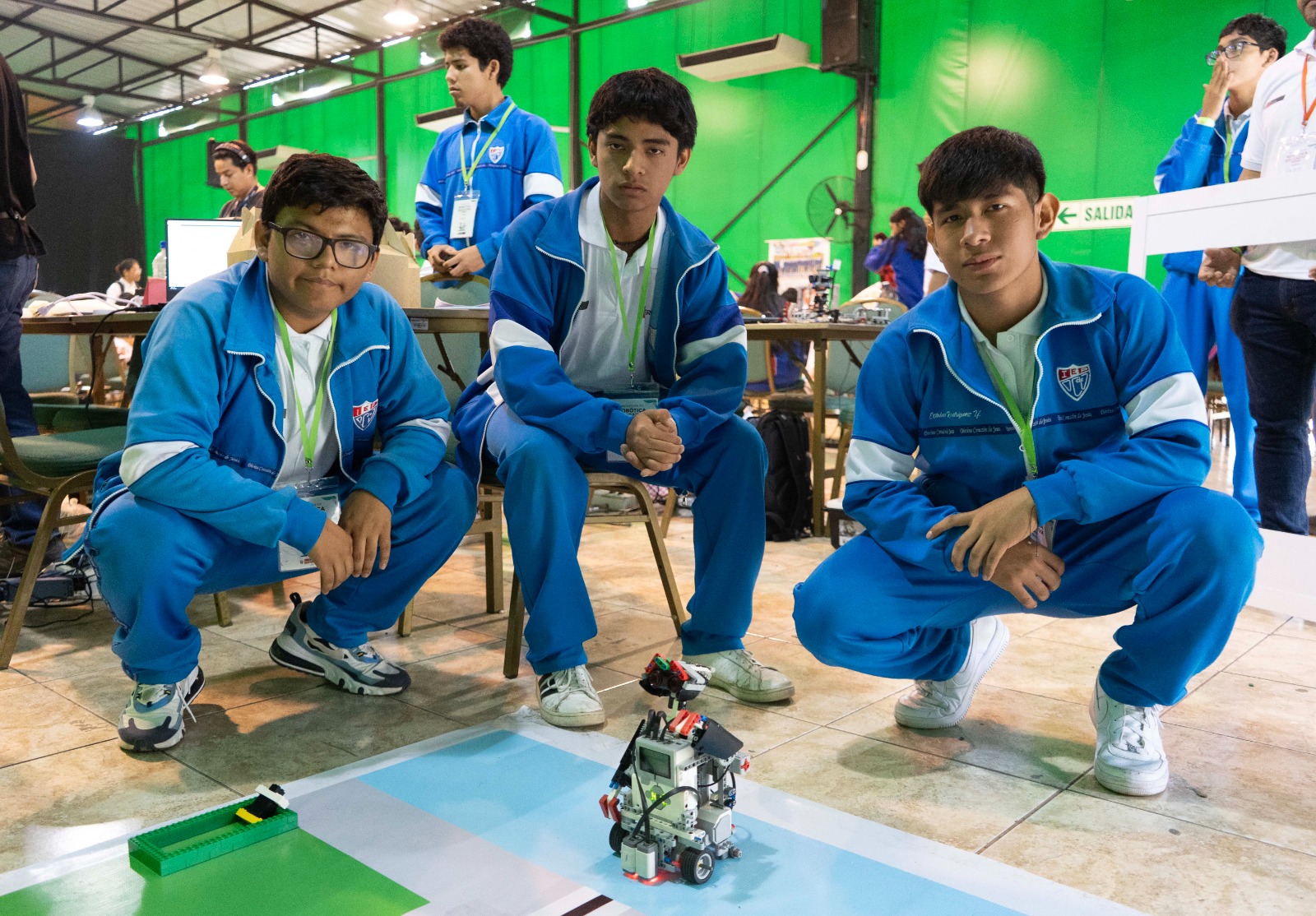 Cerca de 100 estudiantes de tercero a quinto de secundaria de colegios públicos y privados crearán robots para personas con discapacidad y el control de hongos en las plantas durante la Hackathon en Robótica Educativa y Tecnologías Digitales 2024, Edición Bicentenario, que se desarrollará del 2 al 4 de agosto en el Centro Vacacional Huampaní.
El ministro de Educación, Morgan Quero, indicó que esta maratón de innovación tecnológica es organizada por el Ministerio de Educación (Minedu) y tiene como objetivo el diseño de prototipos robóticos y soluciones disruptivas mediante el uso de la inteligencia artificial y machine learning.
En la Hackathon también participarán 46 docentes y 24 expertos en robótica y tecnología, quienes diseñarán prototipos robóticos y estrategias tecnológicas para promover el uso eficiente y el aprovechamiento de la robótica en el campo educativo.
Los participantes que ocupen los primeros lugares serán premiados con tabletas y kits de programación Arduino y ZMROBO. El evento se transmitirá por las redes sociales del Minedu.
El año pasado, en la segunda edición de la Hackathon, el equipo ganador, integrado por los escolares Fernando Quispe, Victoria Ríos y Jefferson Gonzales, diseñó el prototipo Robot Antifeminicidios “Inti Ñawiña”, que ayuda a identificar posibles agresores y envía mensajes de alerta a la policía o a familiares para evitar casos de violencia.