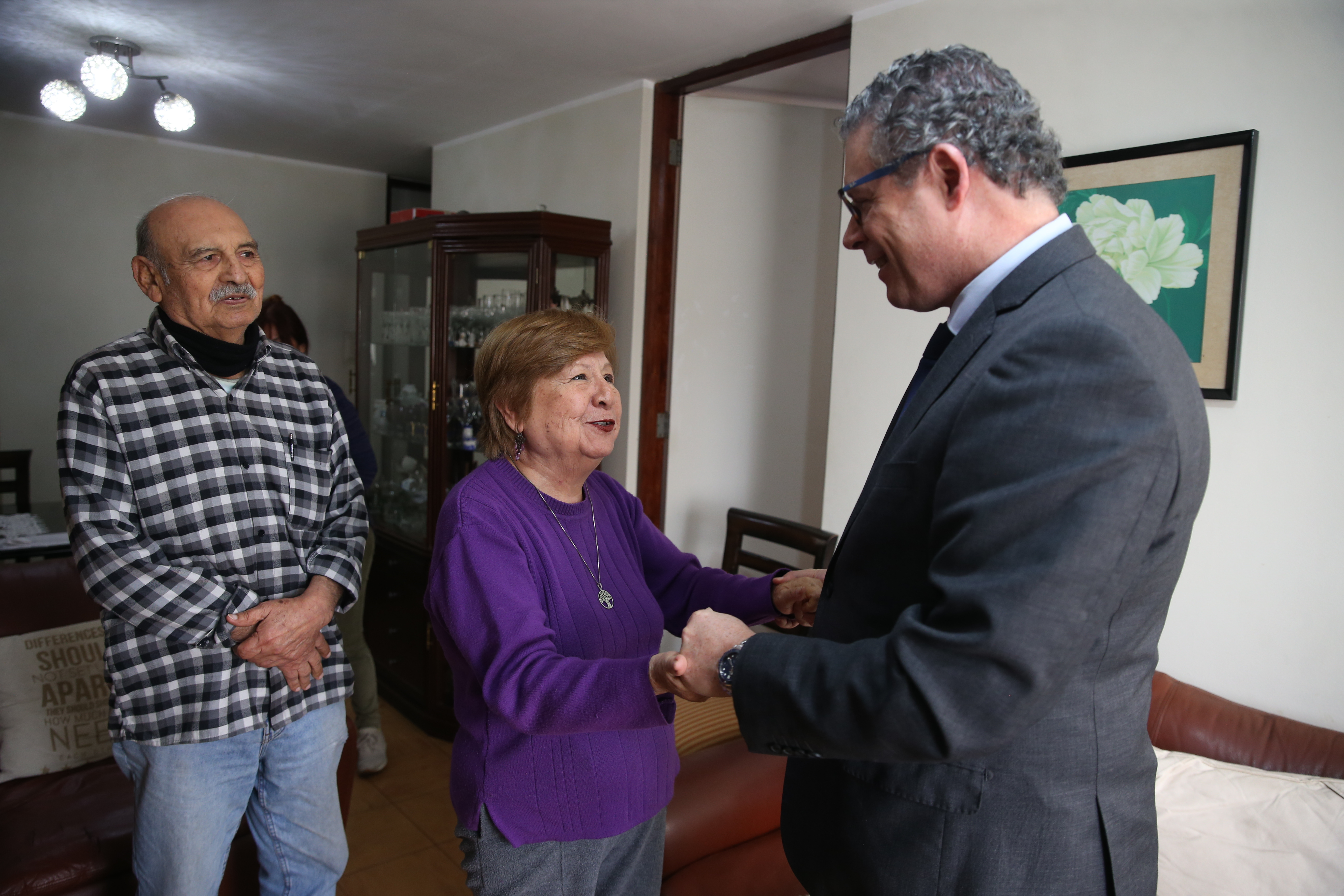 El ministro de Educación, Morgan Quero, visitó en su casa a Esperanza Villanueva Herrera, maestra cesante de 75 años de edad, y le aseguró que el pago de su pensión se regularizará y hará efectivo en los próximos días.
Al tomar conocimiento del caso de la maestra, que aún no ha recibido su pensión del mes pasado, el ministro Quero decidió visitar a doña Esperanza para explicarle que, de acuerdo con una disposición del Ministerio de Economía y Finanzas, a partir de julio este pago lo hará la Oficina de Normalización Previsional (ONP).
Hasta el mes de junio, esta labor estaba a cargo del Ministerio de Educación a través de las unidades de gestión educativa local. Con la transferencia de la administración y el pago de las Unidades Ejecutoras de Lima Metropolitana a la ONP, algunos maestros jubilados han sido afectados con retrasos en el pago de sus pensiones.
El ministro Quero le indicó a doña Esperanza que ya se había puesto en contacto con directivos de la ONP para informales de esta situación que afecta a algunos maestros jubilados, y se comprometió a continuar las gestiones para que los docentes que han dedicado su vida al servicio educativo reciban oportunamente los beneficios que les corresponden.