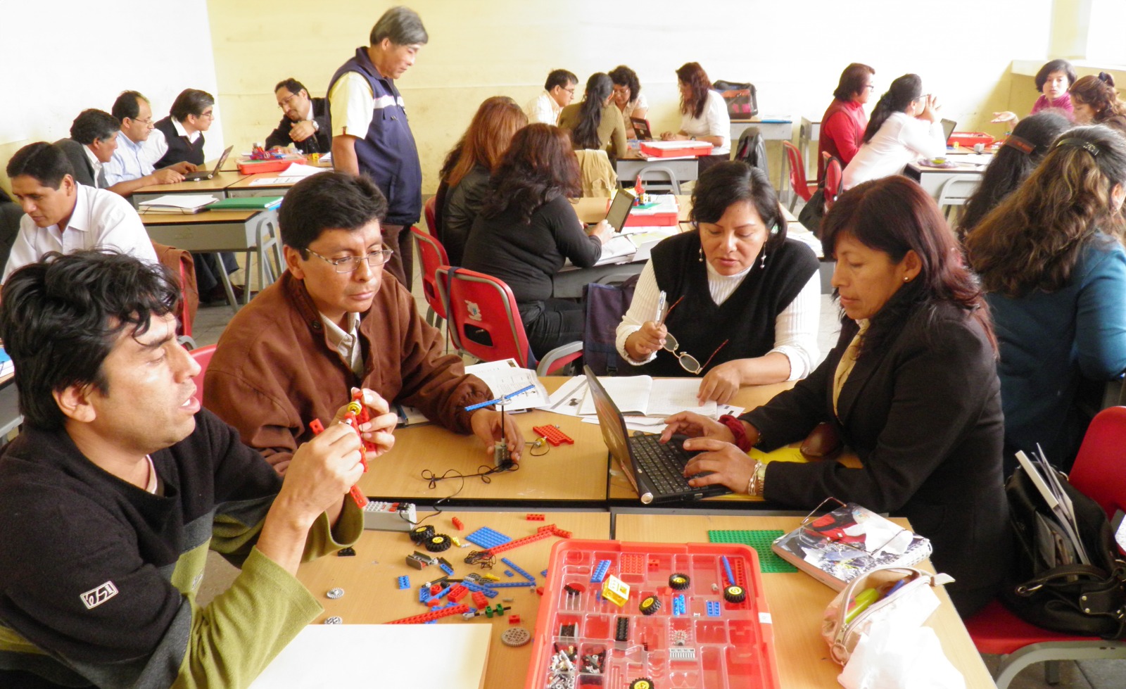 Participan expositores de empresas líderes en soluciones educativas e innovadoras
Más de 20 mil docentes serán capacitados durante 5 días por el Ministerio de Educación en el uso, manejo y aplicación de la inteligencia artificial y las tecnologías de la información y comunicación en las aulas, como una manera de innovar la educación, durante la II Tecnotic 2024: “La tecnología para el futuro educativo”.
El ministro de Educación, Morgan Quero, indicó que la capacitación virtual gratuita se realizará del 5 al 9 de agosto mediante conferencias magistrales a cargo de especialistas de la Universidad de Lima; Universidad Continental; Universidad Científica del Sur; Asociación Peruana de Software, Tecnologías y Economía Digital; Huarmis Foundation, e IALAW Digital Lawyers.
Agregó que en la II Tecnotic 2024 participarán directivos y maestros de instituciones educativas y centros de educación técnico-productiva; especialistas de tecnologías de las direcciones y gerencias regionales de educación, y de las unidades de gestión educativa local, así como docentes universitarios.
El ministro afirmó que la tecnología es un pilar fundamental para el desarrollo del país y, por eso, su gestión está tomando medidas concretas para integrarla de manera efectiva en el proceso educativo y democratizar la ciencia.
Asimismo, señaló que la incorporación de tecnologías digitales en la Educación Básica permitirá implementar los procesos que generen la ruta hacia nuevas oportunidades de aprendizaje.
Entre los temas de capacitación figuran “Inteligencia artificial como apoyo en la creación de recursos educativos”, “Innovación y tecnología como herramientas de transformación en la educación”, “Creatividad en el aula: aplicando Desing Thinking para transformar la educación” y “Programa Huarmis Stem y Huarmis Space 100 % orientado a la educación de jóvenes y adolescentes”.
El evento también contará con la participación de líderes de Google Educator Groups Perú, con temas de IA Generativa para potenciar la práctica docente en el aula: “Explorando Google Workspace y Gemini”, “Estrategias y técnicas para organizar tu tiempo y planificar clases efectivas utilizando las capacidades de inteligencia artificial de Google Workspace y Gemini” y “Diseña experiencias de aprendizaje atractivas para tus estudiantes”.
Los interesados pueden inscribirse hasta hoy, 5 de agosto, en www.gob.pe/tecnotic. Quienes registren tres días de asistencia como mínimo recibirán constancia de participación. Este evento académico se transmitirá a través de Microsoft Teams.