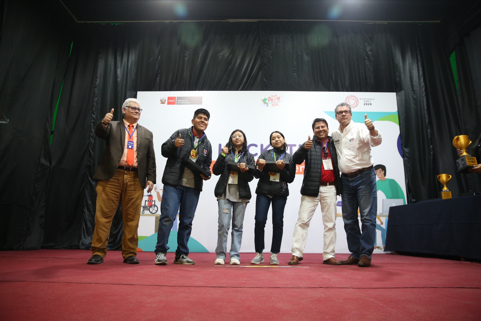 Tiene brazos robóticos plegables que ayudan a subir o bajar de la cama o ir a los servicios higiénicos
Una silla multifuncional para personas con discapacidad, diseñada por tres estudiantes de secundaria de Tacna, obtuvo el primer puesto en la III Hackathon en Robótica Educativa y Tecnologías Digitales 2024 organizada por el Ministerio de Educación (Minedu).
La silla ha sido diseñada con piezas lego, funciona con la inteligencia artificial y obedece la voz de su usuario. Además, posee sensores que detectan obstáculos o el término de una vereda para detener su marcha y retroceder y proteger la integridad de la persona que la usa.
Sus creadores son los estudiantes Sofía Túpac Yupanqui, Mariana Apari y Leonardo Ticona, del cuarto grado de secundaria de la IE Miguel Pro, quienes tuvieron como tutor al profesor Alfonso Mayta. Ellos fueron los únicos candidatos de esta región fronteriza que consiguieron un cupo para la hackathon.
Sofía y Mariana ya tienen experiencia en estas competencias, pues el año pasado ocuparon el segundo lugar a nivel regional de los Juegos Florales Escolares Nacionales con otro proyecto científico. Este año, se les unió Leonardo.
Mariana explica que la silla puede elevarse para que la persona alcance objetos, algo que no podría hacer en una silla de ruedas común. Por su parte, Leonardo indica que, además, posee brazos robóticos plegables que ayudan al usuario a subir o bajar de la cama o ir a los servicios higiénicos para darle mayor seguridad e independencia.
Sofía cuenta que hace un mes, su equipo, denominado Los Cibermiguelinos de Tacna, recibió la noticia de que su proyecto de silla multifuncional había sido seleccionado para competir en la hackathon. Desde ese momento pusieron manos a la obra y comenzaron a trabajar afanosamente para afinar la operatividad de la silla.
El maestro Mayta refiere que este proyecto fue especialmente diseñado para la hackathon y que, en cada competencia, su escuela siempre se presenta con un proyecto nuevo y único desde su diseño, ensamblaje y programación, pues entre los estudiantes hay mucho interés por la robótica.
Tras ganar la categoría C, el ministro de Educación, Morgan Quero, felicitó a estos estudiantes y resaltó el trabajo en equipo realizado para desarrollar este proyecto innovador que mejora la calidad de vida de las personas discapacitadas.
Los Cibermiguelinos de Tacna se sienten orgullosos de volver triunfantes a su colegio con un premio nacional de robótica, el primero de ese nivel que obtienen. En su equipaje llevan un trofeo y medallas hechas con impresión 3D, dispositivos electrónicos donados por los aliados educativos y la ilusión de aportar con nuevos diseños tecnológicos para el bienestar de la comunidad.
La III Hackathon se desarrolló del 2 al 4 de agosto en el Centro de Convenciones Huampaní en Lima, organizada por la Dirección de Innovación Tecnológica en Educación del Minedu. Contó con la participación de 202 estudiantes, docentes y expertos, quienes crearon robots para ayudar a personas con discapacidad y para prevenir la proliferación de hongos en las plantas.