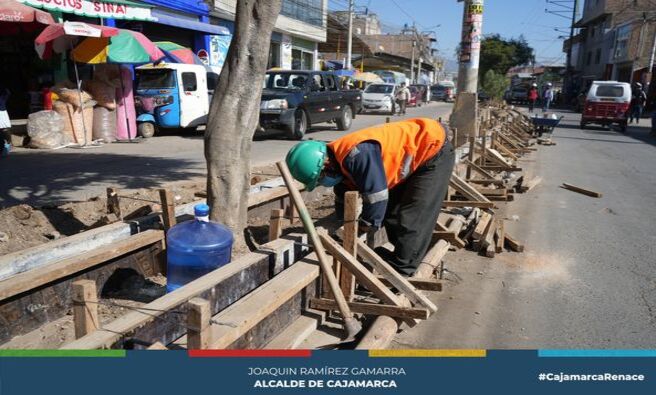 La Municipalidad Provincial de Cajamarca realizó una visita de inspección a la obra de mejoramiento de la avenida San Martín. Esta obra incluye la colocación de una carpeta asfáltica de dos pulgadas sobre el concreto existente, la reparación de sardineles, el sellado de fisuras y la instalación de nuevas rejillas para garantizar una transitabilidad segura.
🛠️ "Es importante destacar que los sardineles estaban deteriorados, por lo que se han reiniciado los trabajos de reconstrucción, asegurando así una obra de calidad con pavimento flexible en las 16 cuadras de esta avenida" expresó Jorge Escalante.