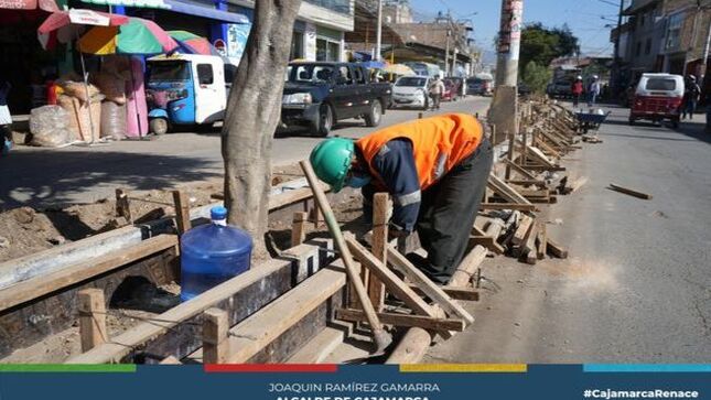 La Municipalidad Provincial de Cajamarca realizó una visita de inspección a la obra de mejoramiento de la avenida San Martín. Esta obra incluye la colocación de una carpeta asfáltica de dos pulgadas sobre el concreto existente, la reparación de sardineles, el sellado de fisuras y la instalación de nuevas rejillas para garantizar una transitabilidad segura.
🛠️ "Es importante destacar que los sardineles estaban deteriorados, por lo que se han reiniciado los trabajos de reconstrucción, asegurando así una obra de calidad con pavimento flexible en las 16 cuadras de esta avenida" expresó Jorge Escalante.