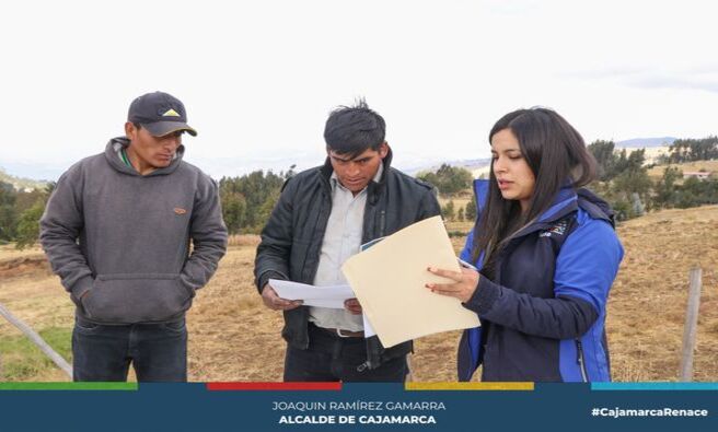 🤝 Con el objetivo de renovar a la nueva junta directiva de la JASS del caserío Laguna Mataracocha, en el C.P. Chamis, el área técnica de la Subgerencia de Saneamiento Básico entregó la documentación de acreditación al nuevo comité y actualizó sus instrumentos de gestión.
📊 La subgerente de Saneamiento Básico, Deysi Carrasco, informó que ya se han formalizado 200 JASS, trabajando de la mano con el personal del Ministerio de Vivienda para monitorear la calidad del agua desde los reservorios y garantizar que sea apta para el consumo.