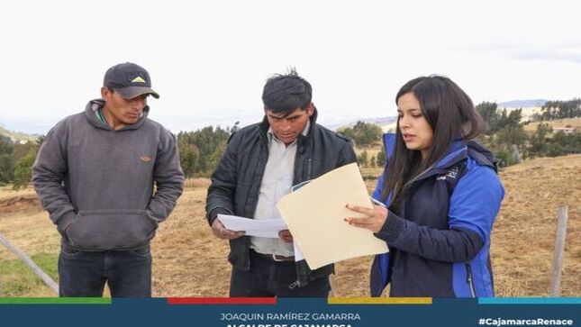 🤝 Con el objetivo de renovar a la nueva junta directiva de la JASS del caserío Laguna Mataracocha, en el C.P. Chamis, el área técnica de la Subgerencia de Saneamiento Básico entregó la documentación de acreditación al nuevo comité y actualizó sus instrumentos de gestión.
📊 La subgerente de Saneamiento Básico, Deysi Carrasco, informó que ya se han formalizado 200 JASS, trabajando de la mano con el personal del Ministerio de Vivienda para monitorear la calidad del agua desde los reservorios y garantizar que sea apta para el consumo.
