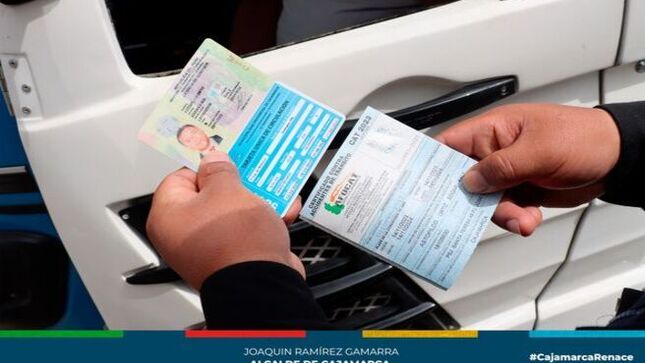 🚨 Con el propósito de ordenar el transporte público en nuestra ciudad, la Gerencia de Transporte y Seguridad Vial exhorta a los conductores de taxis, mototaxis y combis a renovar su Tarjeta Única de Circulación (TUC) en los plazos establecidos por la comuna local.
📅 La gerente de Transporte y Seguridad Vial, Edith Chuco Gutiérrez, precisó que, según la Ordenanza Municipal N°901-CMPC, la renovación de la TUC para todas las modalidades de transporte público debe realizarse 60 días antes de la fecha de vencimiento. De no hacerlo, los conductores serán considerados informales.