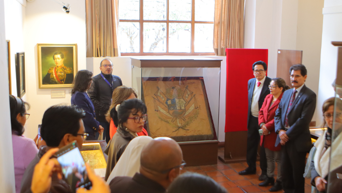 Rinden homenaje al Perú en Sucre con una ilustración sobre el bicentenario de la consolidación de la independencia