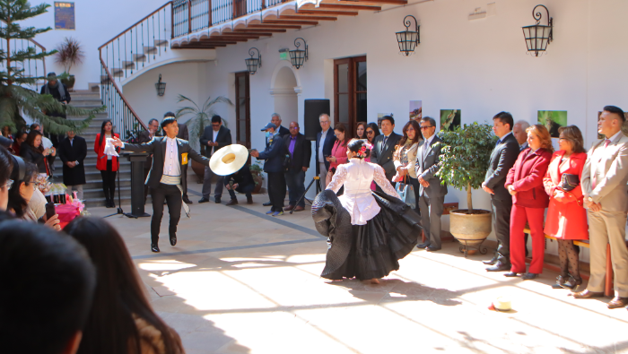 Rinden homenaje al Perú en Sucre con una ilustración sobre el bicentenario de la consolidación de la independencia