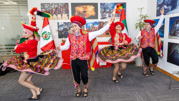 Artistas peruanos brillan en el “Around the World 2024 Festival” de Dubái