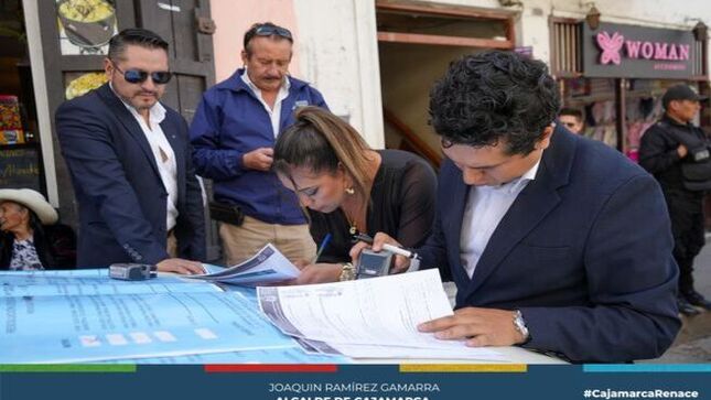 🚧 Imponiendo el principio de autoridad, la Municipalidad Provincial de Cajamarca, a través del área de Ejecución Coactiva, procedió a paralizar una obra de construcción en el centro histórico, ubicada en el Jr. Dos de Mayo #587, esquina con el jirón Amazonas. Esta obra no contaba con los permisos correspondientes para su ejecución.
⚠️ Estos trabajos ilegales infringen el ordenamiento municipal por segunda vez. Exhortamos a los ciudadanos y empresas a cumplir con las normativas vigentes y a gestionar los permisos necesarios antes de iniciar cualquier tipo de construcción o modificación en el centro histórico.