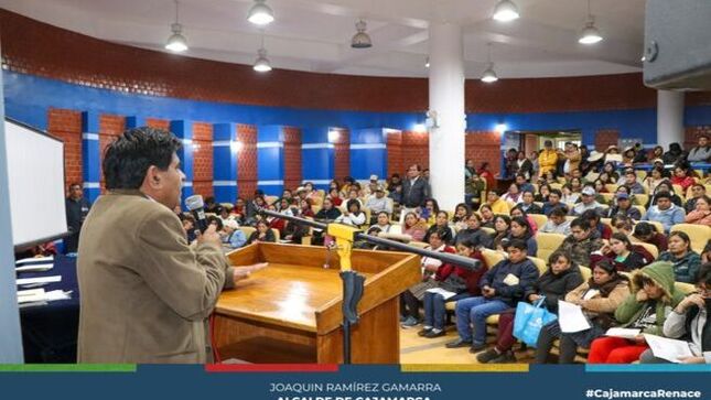 📍 Se dio inicio al proceso de empadronamiento de comerciantes ambulantes para su reubicación en el mercado zonal sur. Esta moderna infraestructura cuenta con 294 puestos, equipados con agua y luz en sus 3 niveles, destinados a la venta de productos de primera necesidad.
👥 Con la participación de los regidores Segundo Castañeda Díaz, Jorge Luis Rojas Alcalde, y el gerente de Desarrollo Económico, Luis Díaz Vergara, se precisaron los alcances necesarios para hacer efectiva la reubicación de los comerciantes y contribuir al reordenamiento de la ciudad.