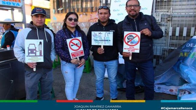 ✅La Gerencia de Desarrollo Ambiental y el Grupo GESTA realizaron la campaña "Menos Claxon, Menos Ruido" en varias ubicaciones de Cajamarca, como el Óvalo Musical, la Plaza de Armas, la Av. 13 de Julio, el Jr. Sara McDougal y el Hospital Simón Bolívar. Asimismo, participaron educadores ambientales del Programa Municipal Educca, el equipo de sensibilización de MPC, voluntarios ambientales, Policía de Medio Ambiente y la OEFA.
✔La campaña busca concienciar a los conductores sobre los efectos negativos del uso excesivo del claxon, como el estrés y el malestar en los vecinos. En los próximos días, la MPC y la Policía Nacional del Perú impondrán multas por esta infracción, según el Reglamento Nacional de Tránsito, corresponde a la L6 y la multa es el 4% de una UIT.
🗣Esta iniciativa pretende mejorar la calidad de vida y fomentar el respeto entre los ciudadanos de Cajamarca.