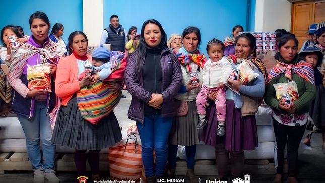 Archivo Imagen de la Entrega de Productos de Vaso de Leche a los Beneficiarios de la Provincia de Paucartambo