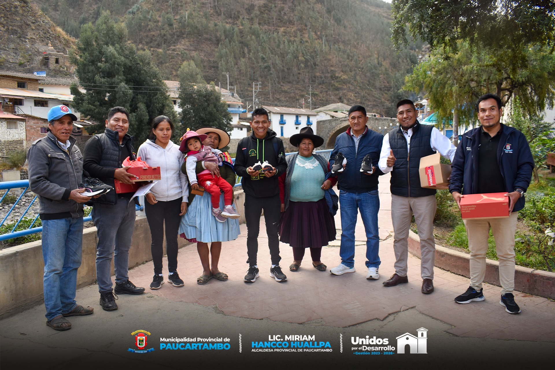 Archivo Imagen de la Entrega de Implementos Deportivos de alta Competitividad a los Atletas Paucartambinos