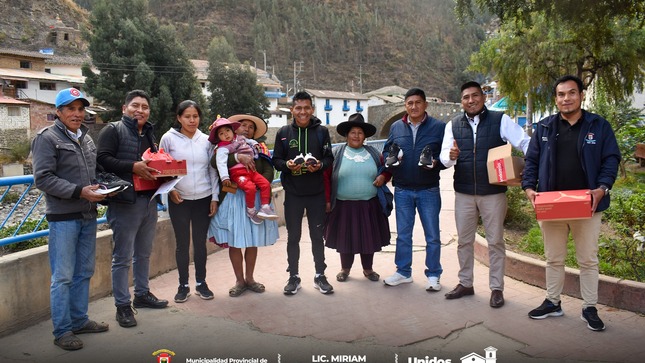 Archivo Imagen de la Entrega de Implementos Deportivos de alta Competitividad a los Atletas Paucartambinos