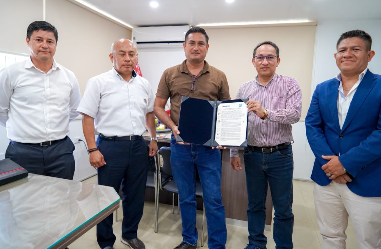 Gobierno Regional encabeza firma de convenio entre las autoridades portuarias regional y nacional.