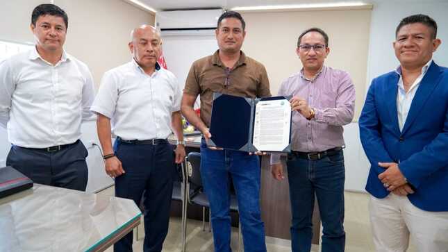 Gobierno Regional encabeza firma de convenio entre las autoridades portuarias regional y nacional.