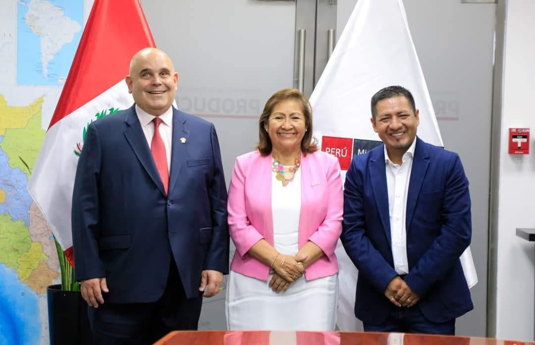 Gobernador Dr. René Chávez llega a acuerdos con ministra de Producción.