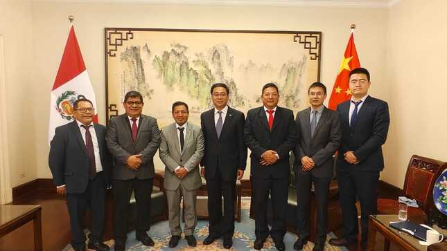 El gobernador regional de Loreto, Dr. René Chávez, el gerente general de Loreto, Econ. Javier Shupingahua Tangoa, junto con el gerente regional de Transporte y Comunicaciones, Dr. Juan Pio Flores Tang