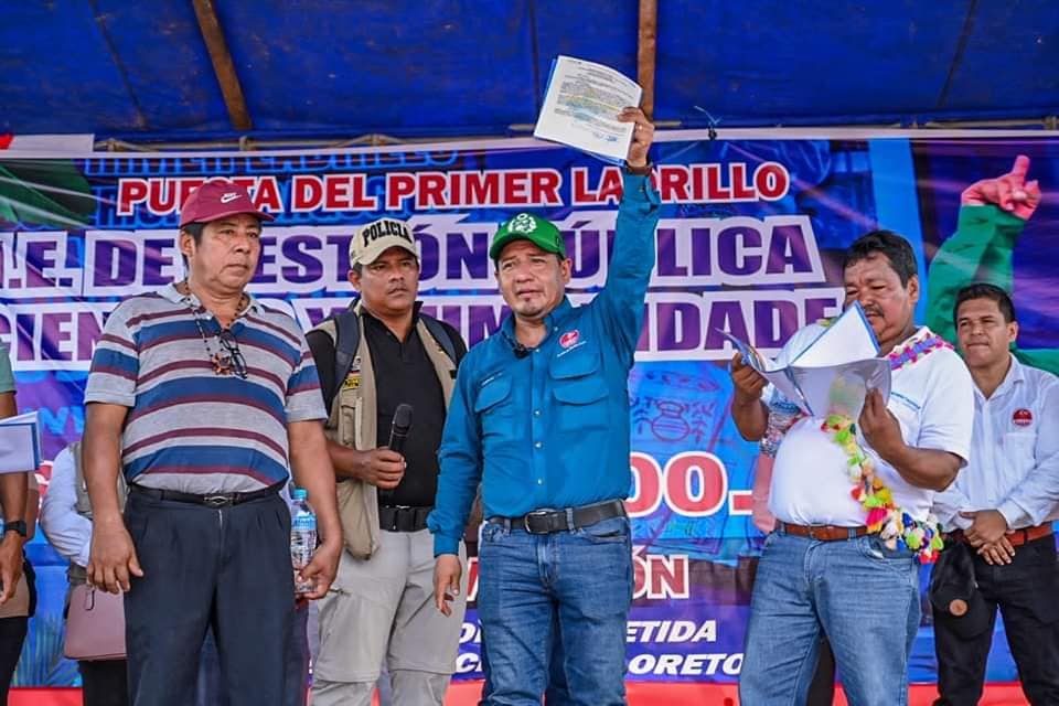 El gobernador regional de Loreto, Dr. René Chávez realizó la entrega de 04 títulos de propiedad a las comunidades nativas de San José, San Rafael y Shunuisha Machico