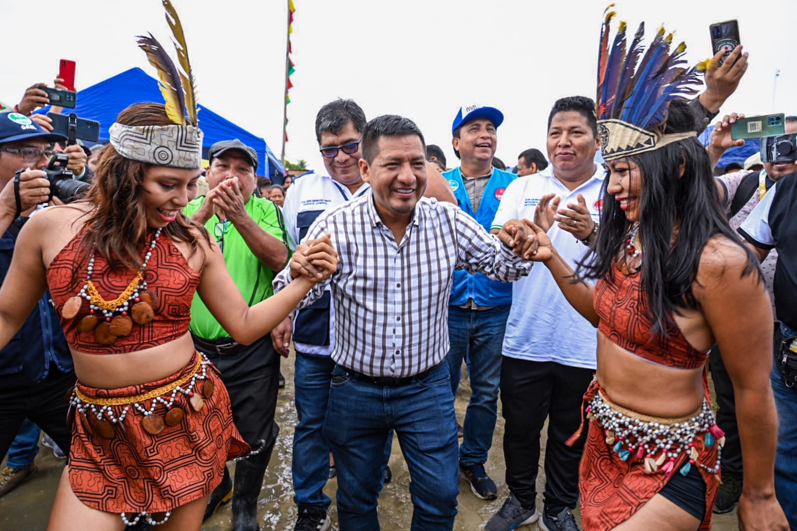 El gobernador regional de Loreto, Dr. René Chávez Silvano, visitó la Agroferia que se realiza todos los sábados en el Complejo CNI
