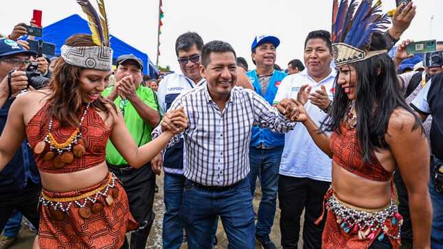 El gobernador regional de Loreto, Dr. René Chávez Silvano, visitó la Agroferia que se realiza todos los sábados en el Complejo CNI