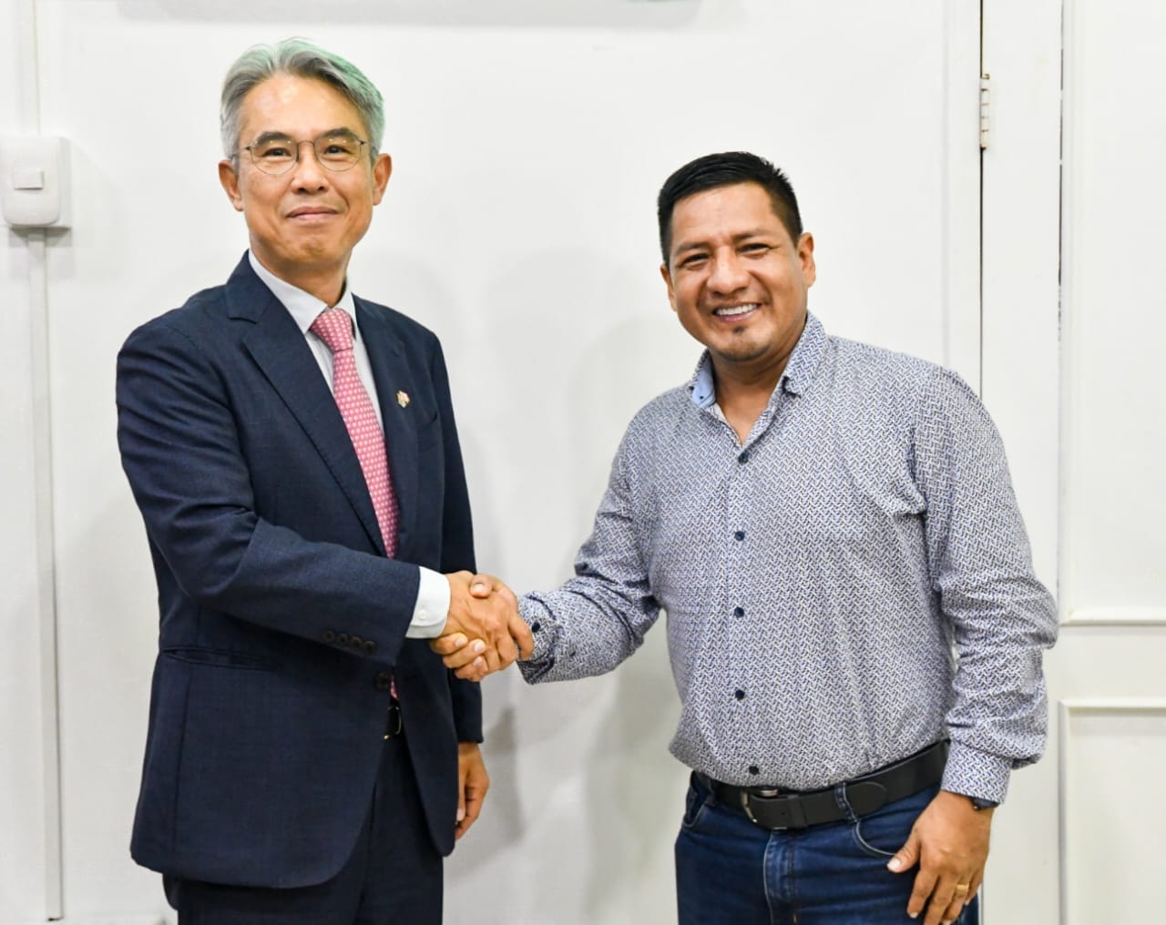 El gobernador regional de Loreto, Dr. René Chávez, se reunió con el embajador de Corea del Sur en el Perú, Choi Jong-uk, con el objetivo de explorar las intervenciones y proyectos que el gobierno surcoreano está impulsando en la región. La reunión fue una oportunidad para fortalecer los lazos de cooperación entre ambos países y para identificar áreas de colaboración que puedan beneficiar el desarrollo socioeconómico de Loreto. Ambas partes expresaron su interés en continuar trabajando juntas para promover el progreso y el bienestar de la región.