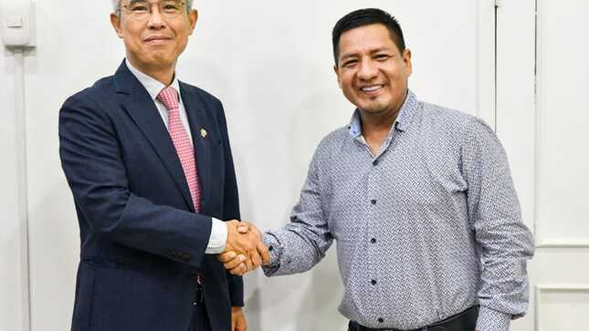 El gobernador regional de Loreto, Dr. René Chávez, se reunió con el embajador de Corea del Sur en el Perú, Choi Jong-uk, con el objetivo de explorar las intervenciones y proyectos que el gobierno surcoreano está impulsando en la región. La reunión fue una oportunidad para fortalecer los lazos de cooperación entre ambos países y para identificar áreas de colaboración que puedan beneficiar el desarrollo socioeconómico de Loreto. Ambas partes expresaron su interés en continuar trabajando juntas para promover el progreso y el bienestar de la región.