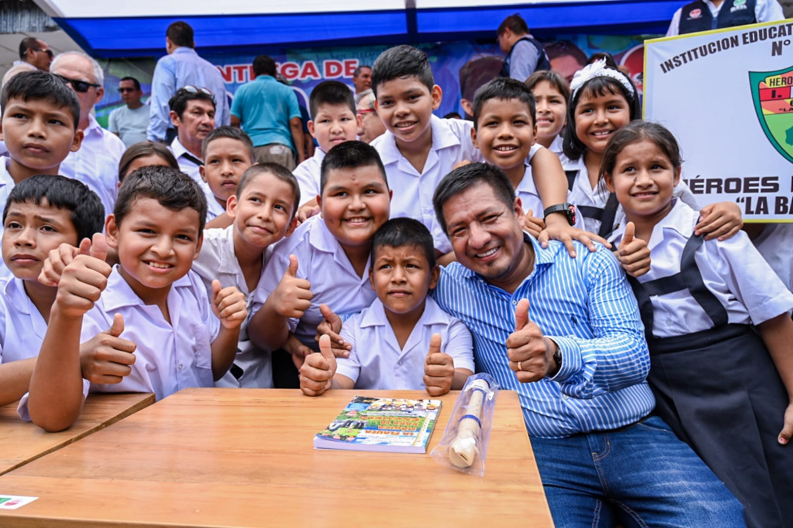 El Gobernador Regional Dr. René Chávez ha entregado más de 92,000 mobiliarios escolares en Loreto, una acción significativa para mejorar las condiciones educativas en la región.