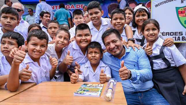 El Gobernador Regional Dr. René Chávez ha entregado más de 92,000 mobiliarios escolares en Loreto, una acción significativa para mejorar las condiciones educativas en la región.