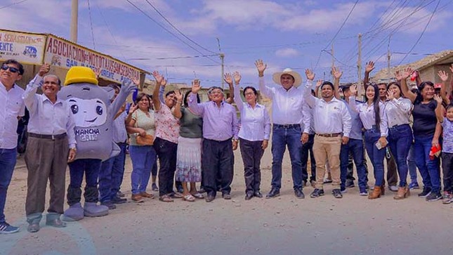 Alcalde coloca la primera piedra para pavimentación en la BAJADA KEIKO SOFÍA