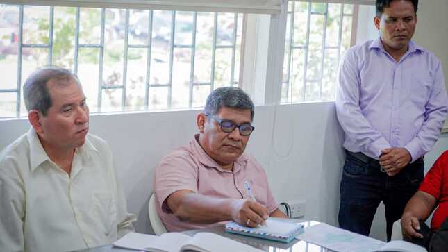 
Gorel atiende a la comitiva de la CGTP Loreto.