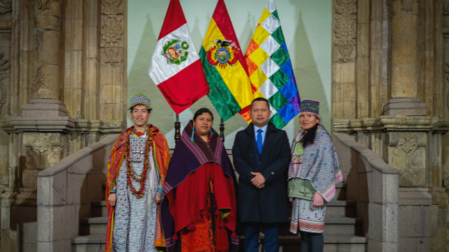Exposición “Shipibo Konibo” resalta arte kené y la cultura peruana en Bolivia