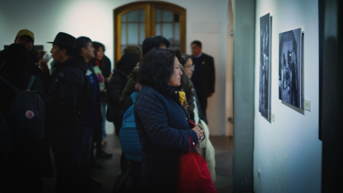 Exposición “Shipibo Konibo” resalta arte kené y la cultura peruana en Bolivia