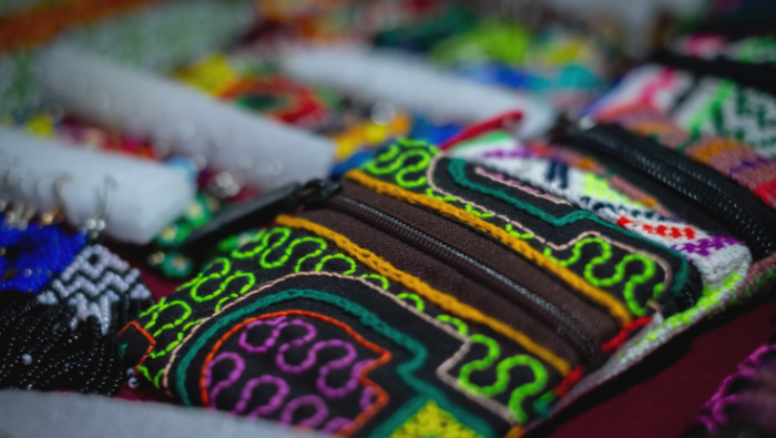 Exposición “Shipibo Konibo” resalta arte kené y la cultura peruana en Bolivia