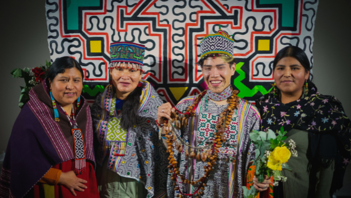 Exposición “Shipibo Konibo” resalta arte kené y la cultura peruana en Bolivia