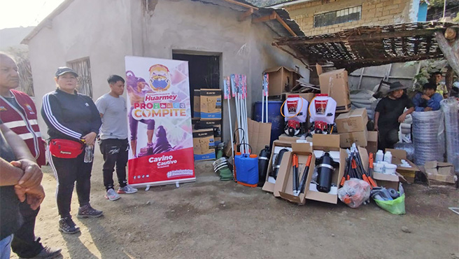 Se realizó la entrega de mochilas fumigadores, insumos y accesorios a la Asociación Gota del Valle de Santa Rosa de Lampi de Cochapeti