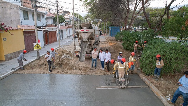 Alcalde de Piura supervisa vaciado de concreto