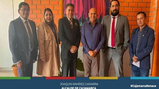 📷 El alcalde provincial de Cajamarca, Joaquin Ramírez, se reunió con el presidente ejecutivo SERVIR, Guillermo Valdivieso Payva para abordar la importancia de fortalecer las capacidades de los servidores a través de capacitaciones permanentes.
👍 Ambas autoridades acordaron impulsar programas, cursos y talleres que imparte la Escuela Nacional de Administración Pública de SERVIR, de manera gratuita y certificada para nuestros colaboradores. 
👉 Asimismo conjuntamente ejecutarán el programa "Aulas Regionales" presenciales, que también llevarán asistencias técnicas a las Oficinas de Recursos Humanos (ORH) del Estado y conferencias y cursos a servidores de las regiones.